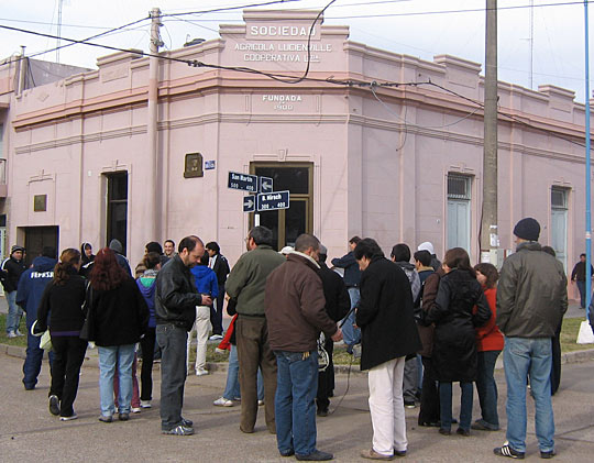 Los primeros manifestantes se reunieron frente a la antigua sede de la cooperativa.